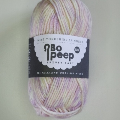 Novelo de lã colorida para bebé com etiqueta preta e branca