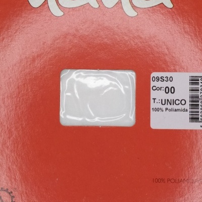 Embalagem vermelha com amostra de tecido branco e etiquetas de produto NANÁ