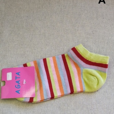 Meia curta colorida com riscas horizontais e etiqueta AGATA