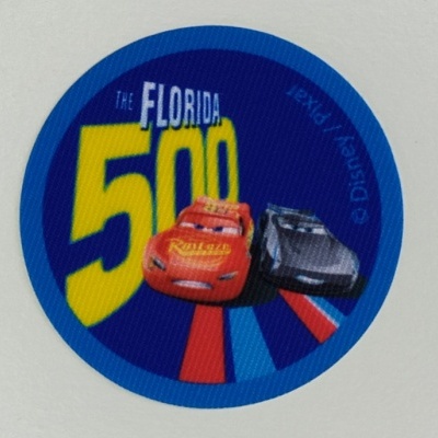 Etiqueta azul redonda com personagens do filme Cars e texto THE FLORIDA 500
