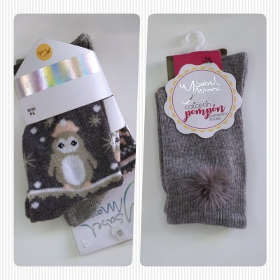 Dois pares de meias, um com padrão coruja e outro cinzento com pompom.