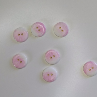 Seis botões redondos rosa e branco com dois furos sobre fundo branco