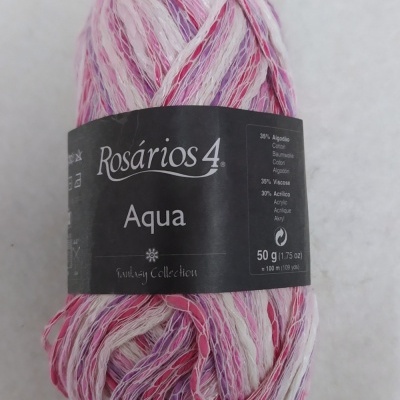 Novelo de fio multicolorido com etiqueta preta da marca Rosários 4, modelo Aqua, cor 13