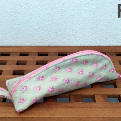 Estojo ou bolsa tecido verde claro com flores rosas e fecho cor-de-rosa