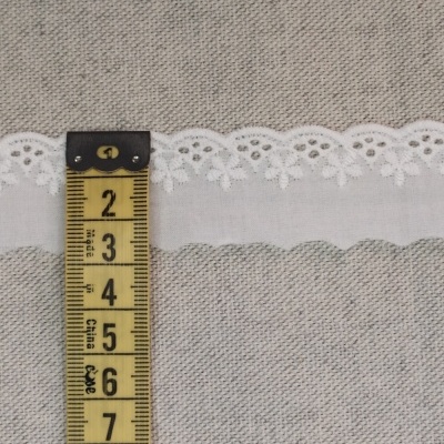 Renda branca floral com fita métrica