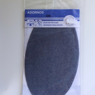 Remendo oval azul escuro para roupa em embalagem transparente com etiqueta azul e branca