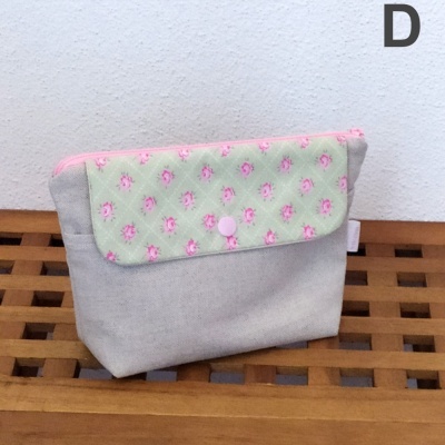 Bolsa pequena cinzenta com aba verde florida e fecho rosa