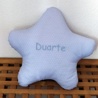 almofada estrela azul com nome Duarte bordado