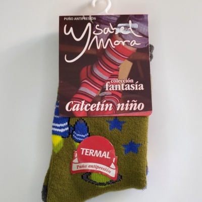 Meias térmicas verdes para criança com estampado de foguete e estrelas, embalagem Ysabel Mora