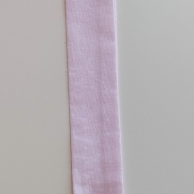 Tira rosa clara com botão branco e clip plástico em fundo branco com letra E preta