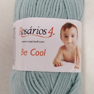 Novelo de lã azul claro com etiqueta da marca Rosários 4 e imagem de bebé