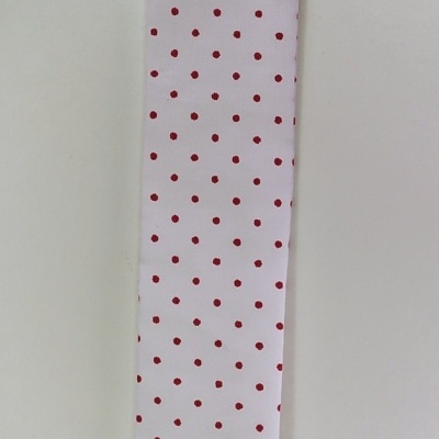 Clip com fita branca com pontos vermelhos e clipe branco