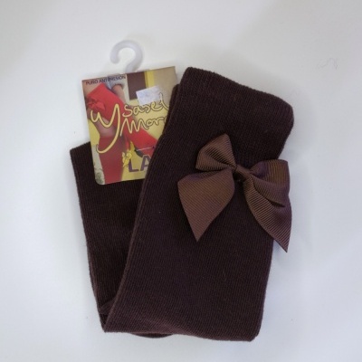 Meias castanhas com laço castanho e etiqueta com texto