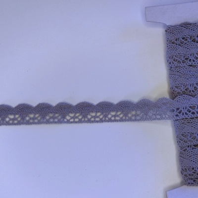 Fita de renda cinza no carretel com padrão floral