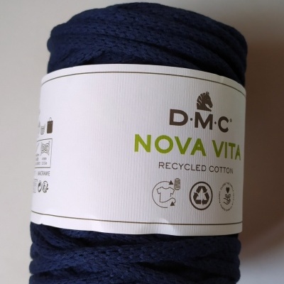 Novelo de fio azul escuro com rótulo branco DMC Nova Vita