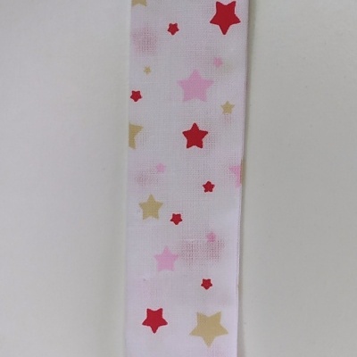 Clipe para chupeta com fita de tecido branca com estrelas coloridas e fecho rosa