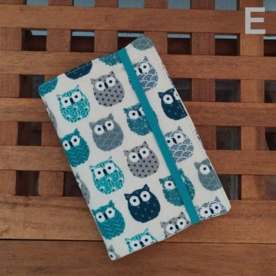 Capa de tecido com padrão de corujas em azul e cinza