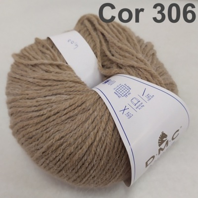 Novelo de fio bege claro Cor 306 com etiqueta branca da marca D.M.C.