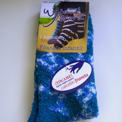 Meias de criança em flanela azul com padrão branco e roxo e etiquetas da marca Ysabel Mora