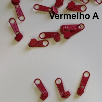 Cursores de fecho éclair vermelhos sobre fundo branco com texto