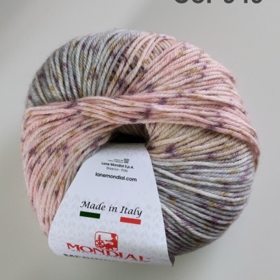 Novelo de lã multicolor pastel com etiqueta branco 'Made in Italy', 'lanemondial.com' e 'Cor 949'.