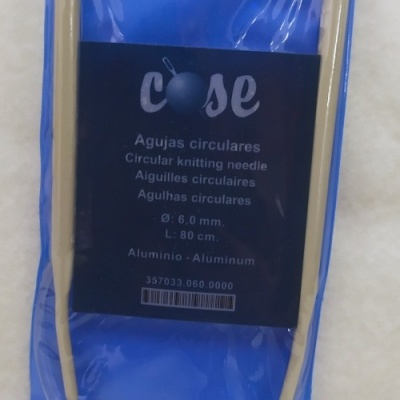 Agulhas circulares de tricô em alumínio embaladas em saco azul com etiqueta preta