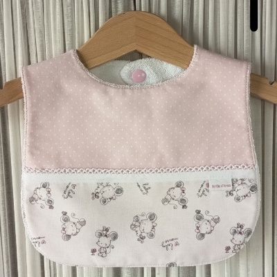 Babete de criança rosa e branco com estampado de ratos e botão de pressão