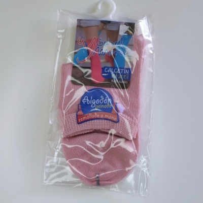 Par de meias cor-de-rosa em embalagem plástica com etiqueta tradicional