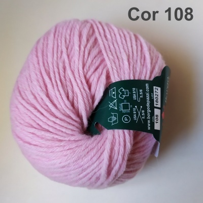 Novelo de lã cor-de-rosa claro com etiqueta preta e texto Cor 108