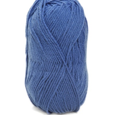 Novelo de fio azul médio enrolado compactamente