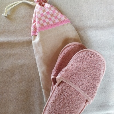 Chinelos rosa felpudos com bolsa bege com padrão xadrez rosa