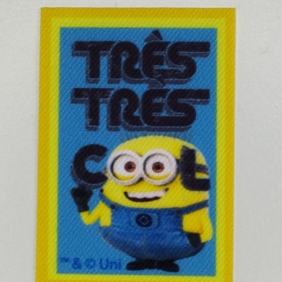 Autocolante com minion e texto TRÊS TRÊS COOL