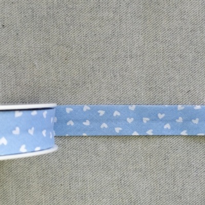 Fita azul com corações brancos sobre fundo bege e texto Padrão 1