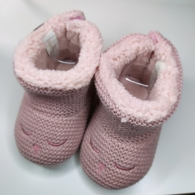 Pantufas cor-de-rosa para bebé com interior felpudo e bordado de carinha de gato
