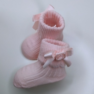 Sapatinhos de bebé rosa com laços, em malha canelada