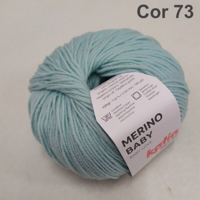 Novelo de lã Merino Baby azul claro com etiqueta branca sobre fundo branco