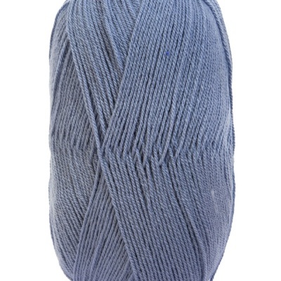 Skein of blue yarn labeled Cor 817 on white background