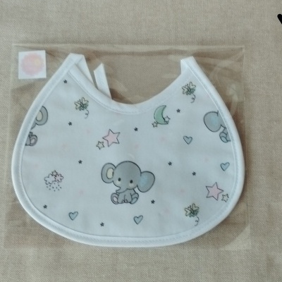 Babeiro branco com padrão de elefante e estrelas coloridas