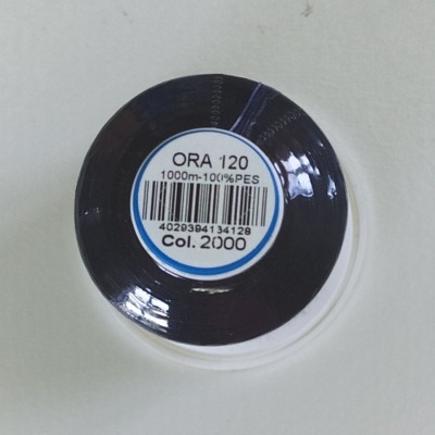 Rolo de linha de costura preta com etiqueta com informações de produto.