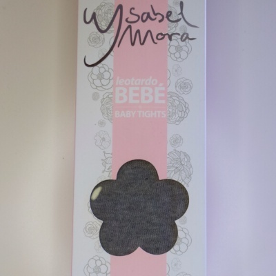 Embalagem branca e rosa de collants para bebé com recorte em forma de flor mostrando collants cinzentos