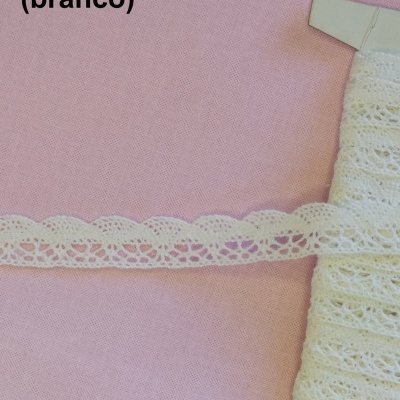 Rolo de renda branca sobre fundo rosa com texto 'Renda 12 (branco)'