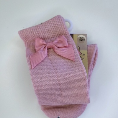 Meias de bebé cor-de-rosa com laço e etiqueta, sobre fundo branco.