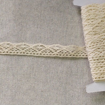 Renda bege entrelaçada em cartão branco sobre tecido cinza com texto Renda 21