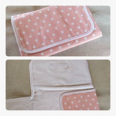 Manta rosa claro com bolinhas brancas e acabamento branco