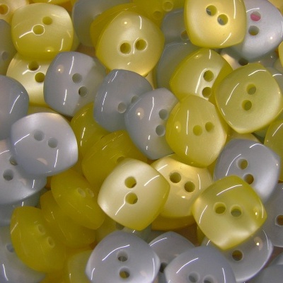 Botões quadrados amarelos, cinzentos e bege com dois orifícios