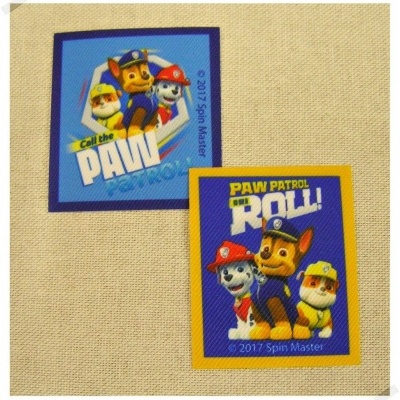 Dois autocolantes quadrados com personagens da série Paw Patrol