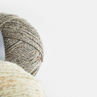 Bolas de lã bege e cinzenta com rótulos cinzentos e o número 400g