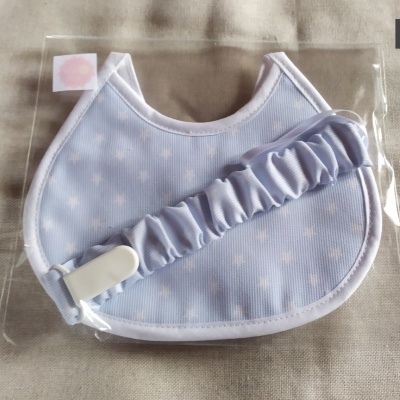 Babete azul claro com estrelas brancas e tira com clip