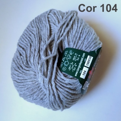 Novelo de fio cinzento claro com etiqueta verde Cor 104