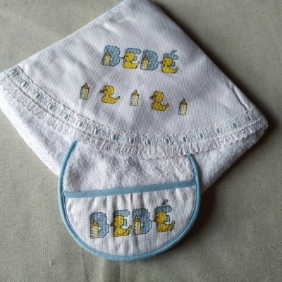 Fralda e babete branco com bordado azul e amarelo e renda